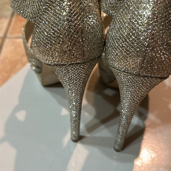 Michael Kors Berkley Silver Glitter Leather Zip Peep Toe T Sandals Heels, 61/2 M - Picture 7 of 9